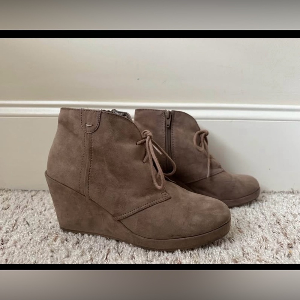 Merona Boots Womens 9 Ankle Booties Wedge Casual Comfort Beige Fabric Lace Up